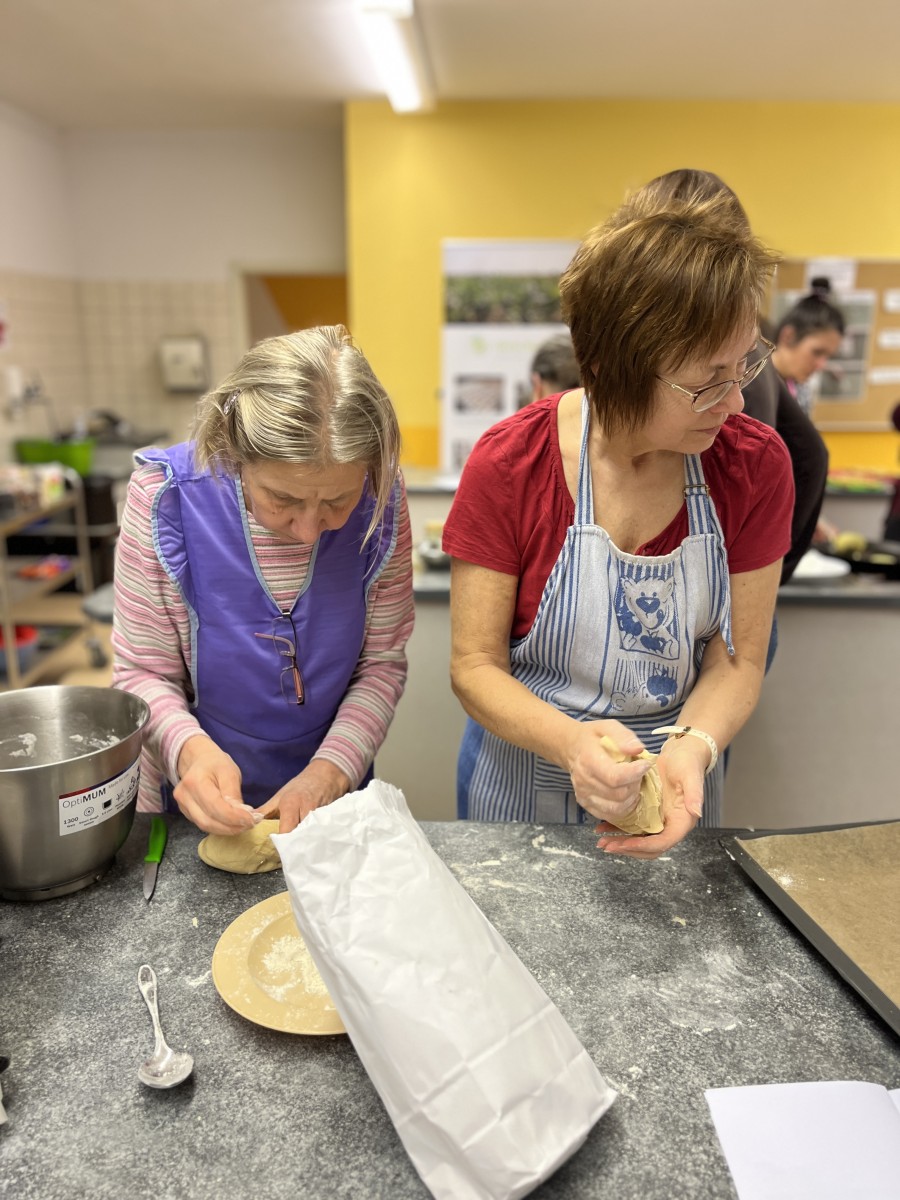 Zwei Frauen an einer Küchenarbeitsfläche