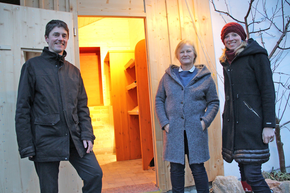 Stolz auf ihr Projekt sind Thomas Netter (li.) und Julia Netter (re.), die nun Besuch von Marlene Berger-Stöckl von der Ökomodellregion bekamen.