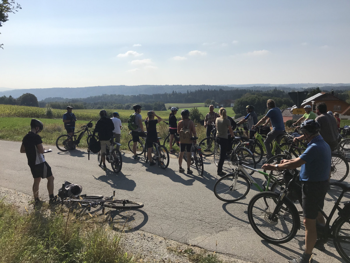 Die Radlerinnen und Radler einer Tour der vergangenen Jahre informieren sich über einen landwirtschaftlichen Bio-Betrieb in Otterskirchen