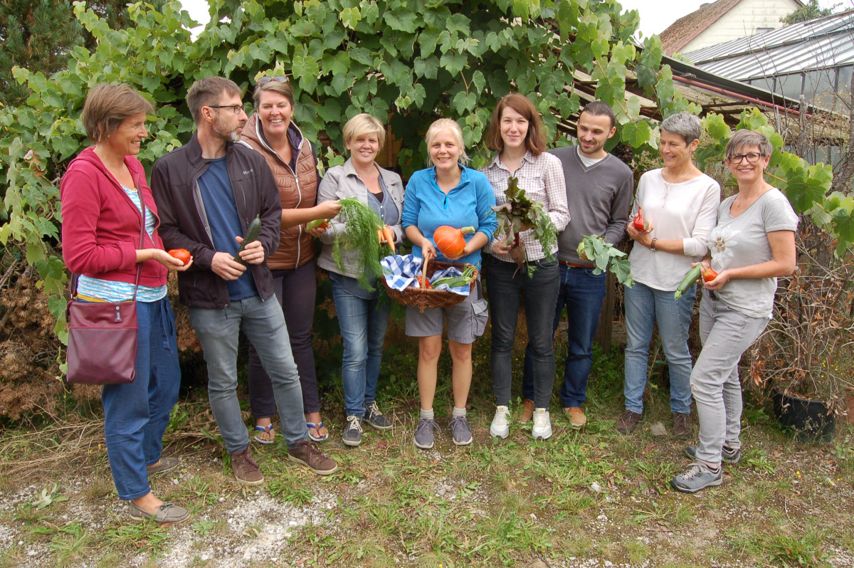 Mitglieder der neuen SoLaWi-Initiative im Amberg-Sulzbacher Land und Landwirtin Margarete Lösl freuen sich darauf als Gemüse-Erntegemeinschaft gemeinsam zu wirtschaften.