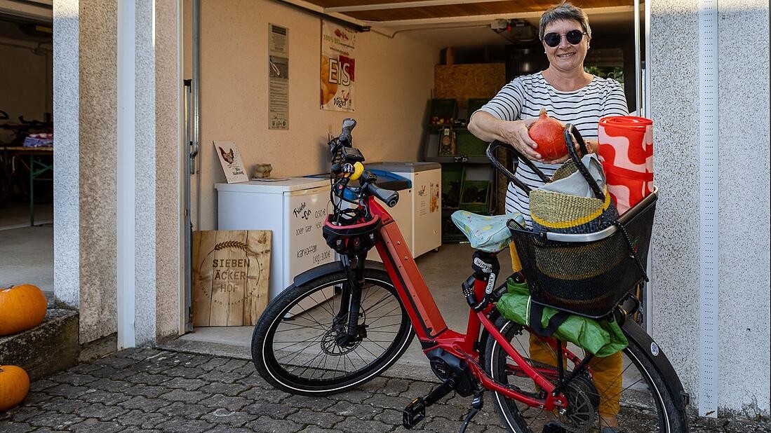 Frau macht Einkäufe mit dem Fahrrad