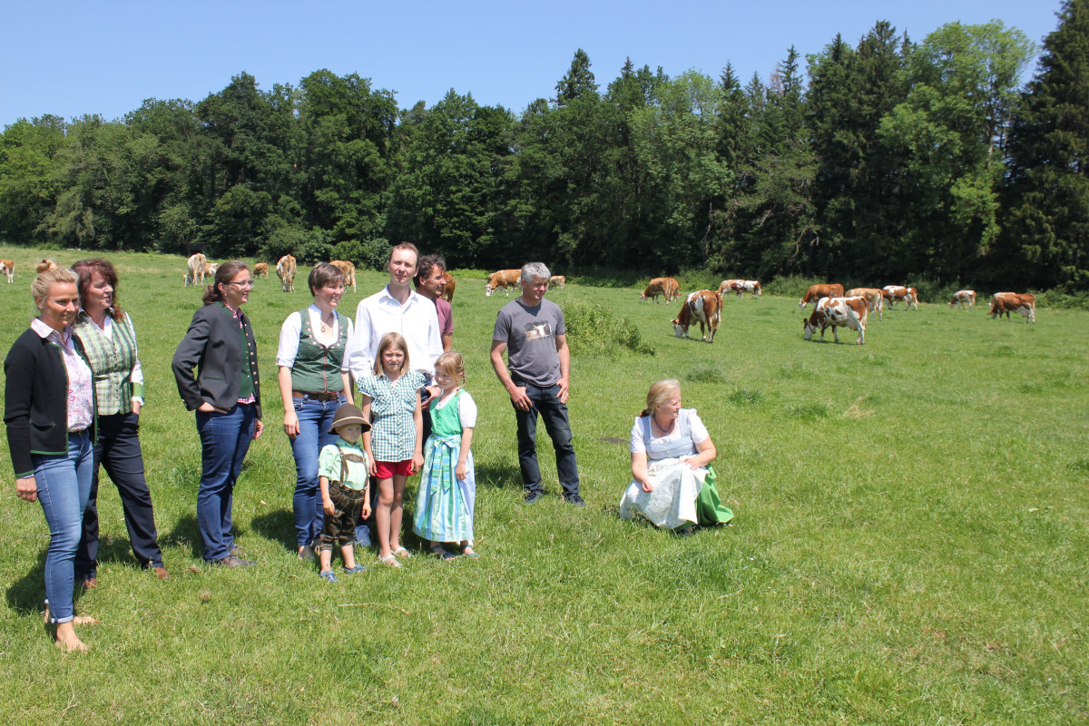 Biomilch von Kühen in idyllischer Natur: Bei einem Treffen auf dem Betrieb Englschallinger genossen die Teilnehmer einen Spaziergang zu den vierbeinigen „Mitarbeiterinnen“ des Biolandwirts.