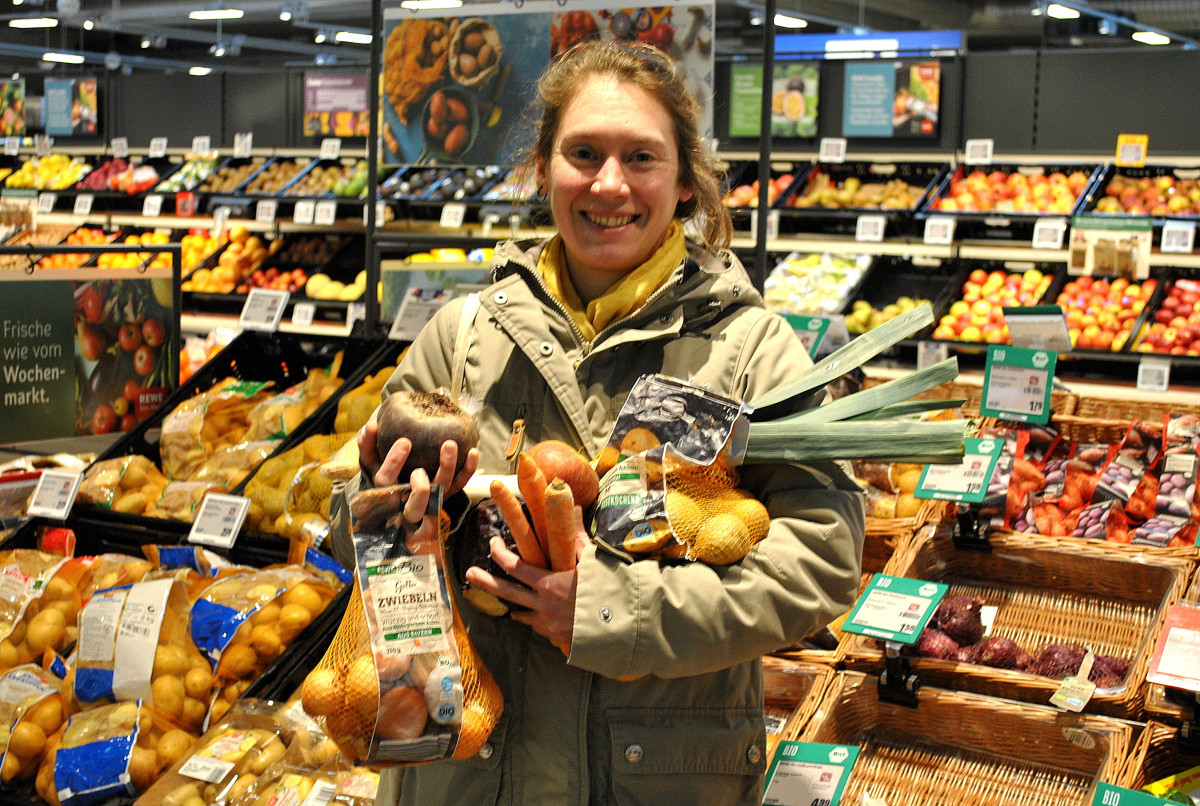 Frau mit bio, regionalen und saisonalen Gemüse im Arm