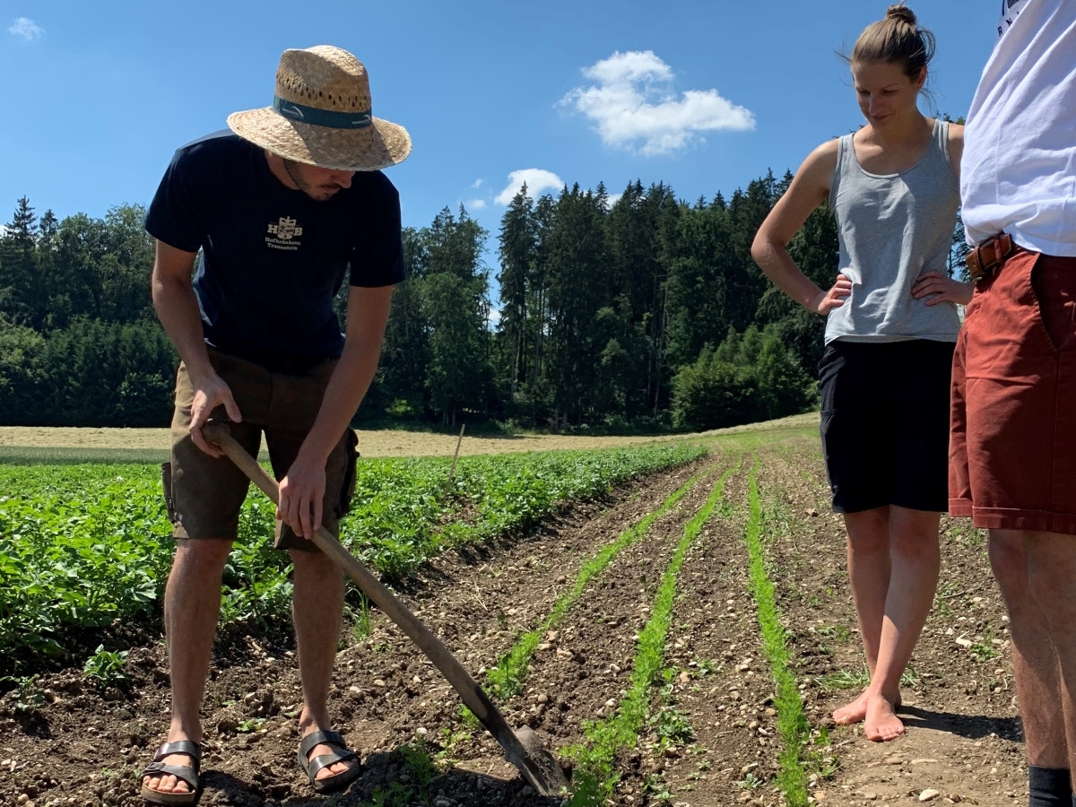 Alexander Wichtlhuber (links) aus Tittmoning steigt heuer erstmals in den Anbau von Karotten und Feldgemüse ein, daneben Beraterin Franziska Blind.