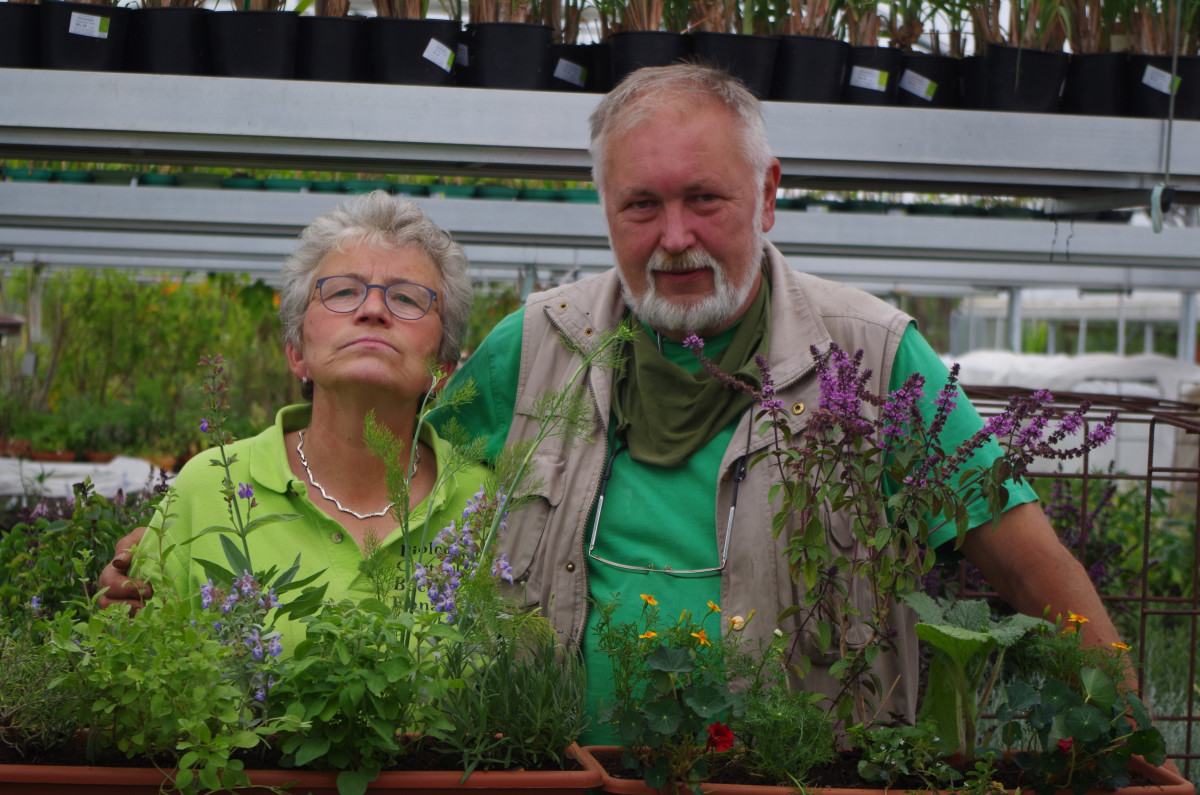 Richard Becher und seine Frau mit zwei exemplarisch bepflanzten Balkonkästen
