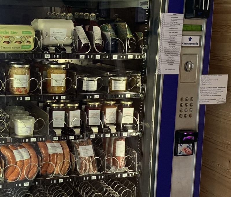 Automat am Bauernhof mit Wurst- und Fleisch