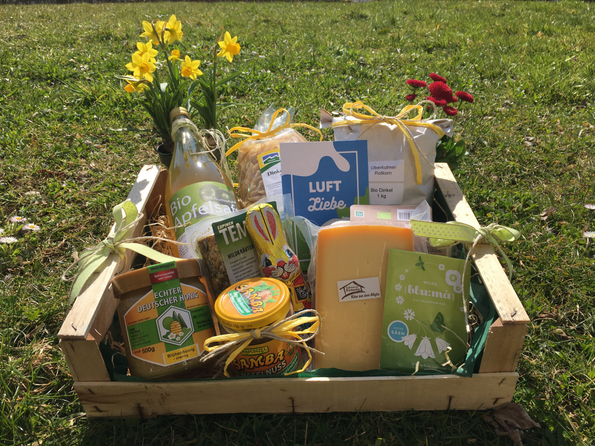 Ein Korb gefüllt mit feinen Bio- und regionalen Produkten aus dem Günztal und Allgäu.