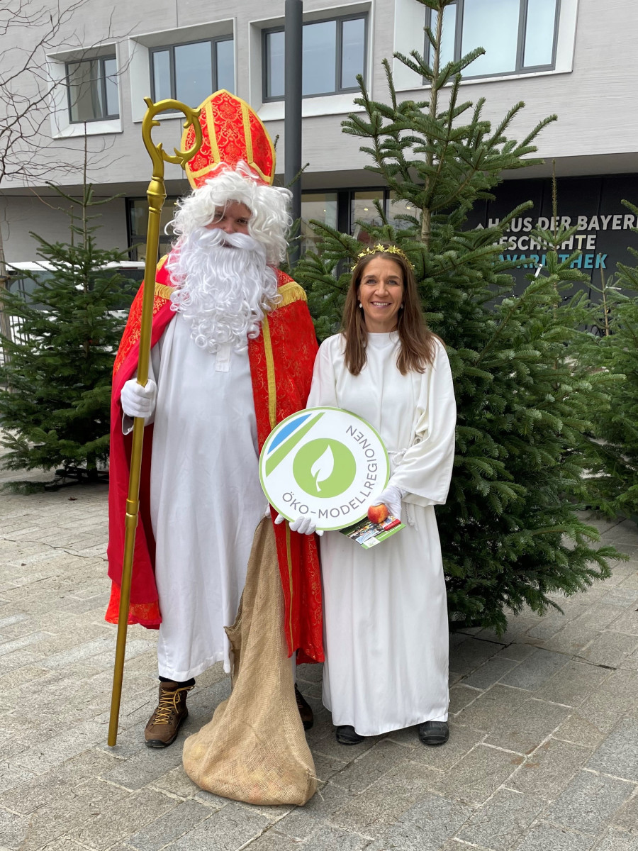 Nikolaus und sein Engel verteilten auf dem Bio-Donaumarkt bio-faire Geschenke