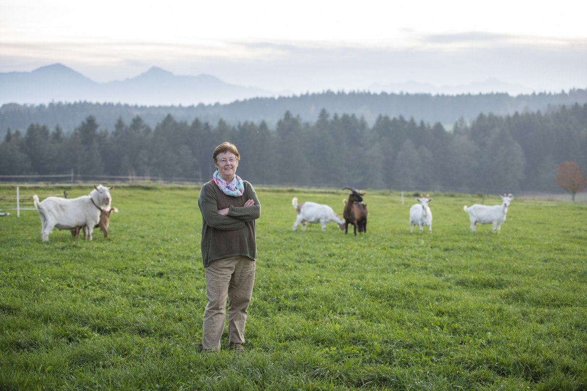 Maria Frisch aus Wonneberg steht vor ihren Ziegen auf der Wiese. Auch die Bäuerin taucht in dem Magazin der Tourist-Info auf.
